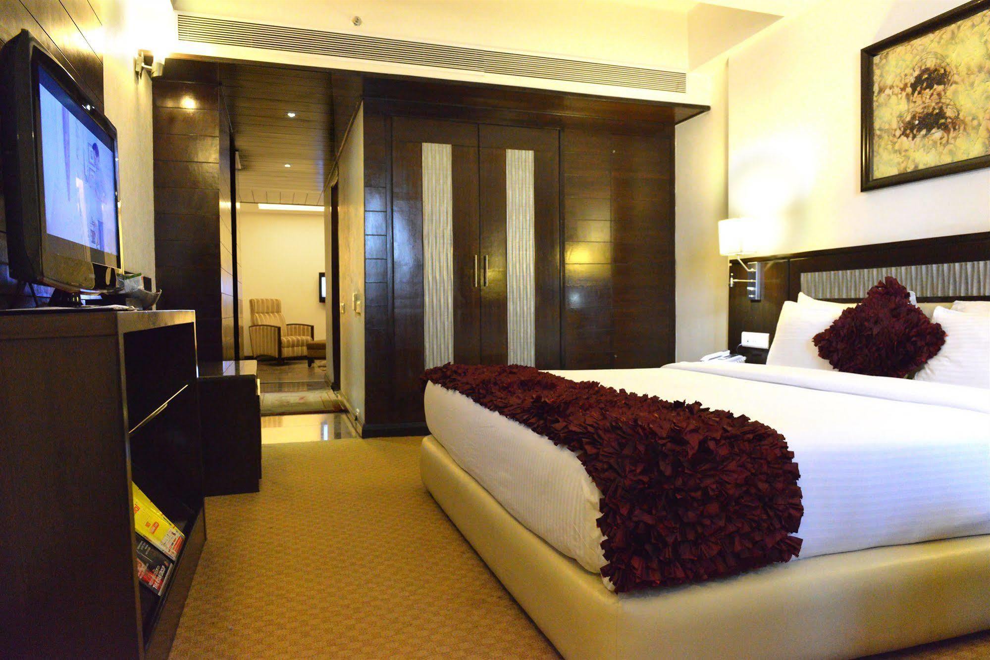 Hotel Country & By Radisson Chandigarh Zirakpur