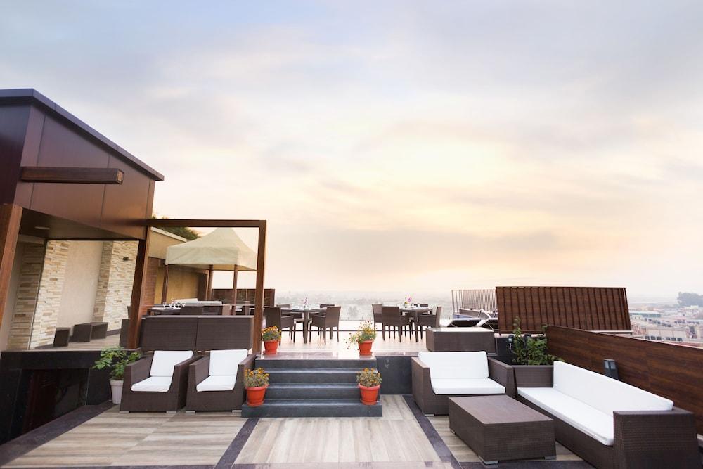 Country & By Radisson Chandigarh Hotel Zirakpur