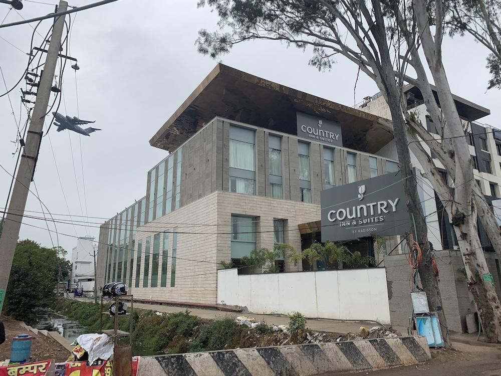 Hotel Country & By Radisson Chandigarh Zirakpur