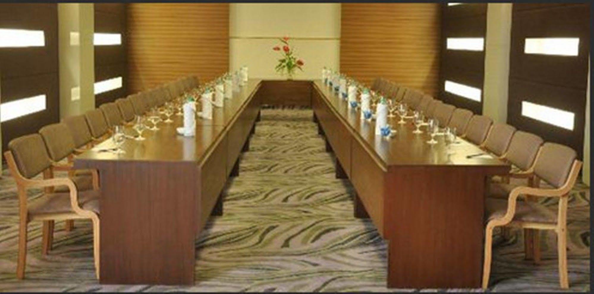 Country & By Radisson Chandigarh Hotel 4*