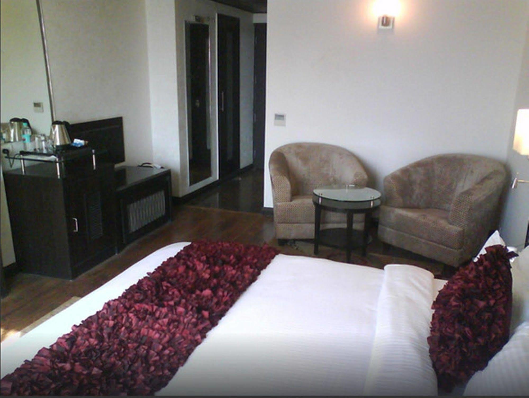 Hotel Country & By Radisson Chandigarh Zirakpur