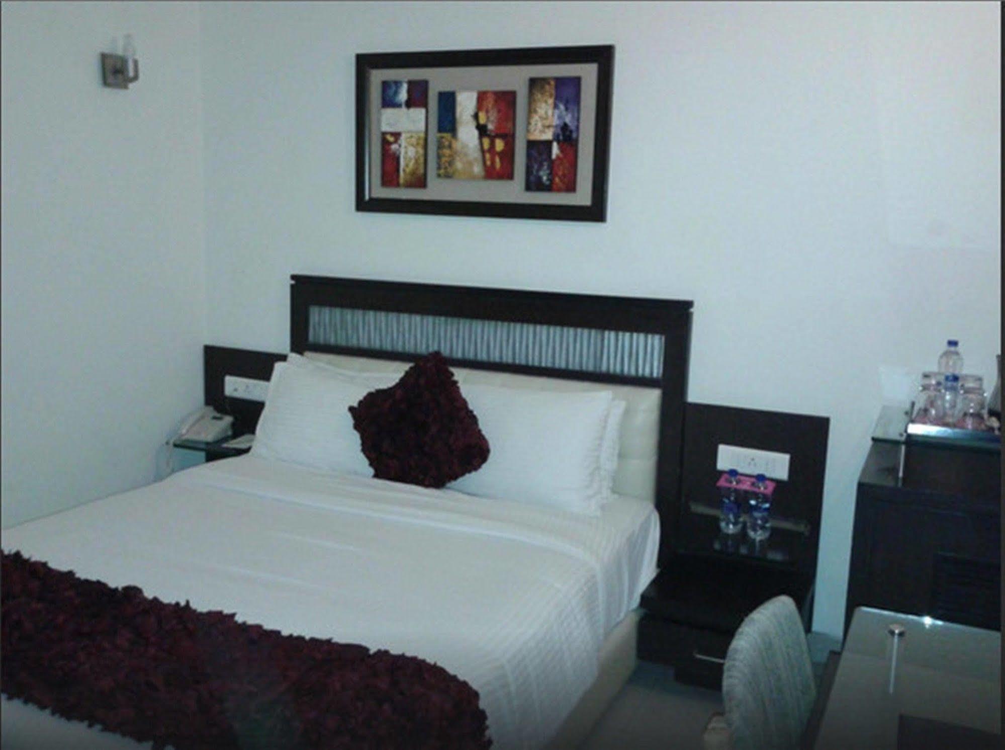Hotel Country & By Radisson Chandigarh 4*