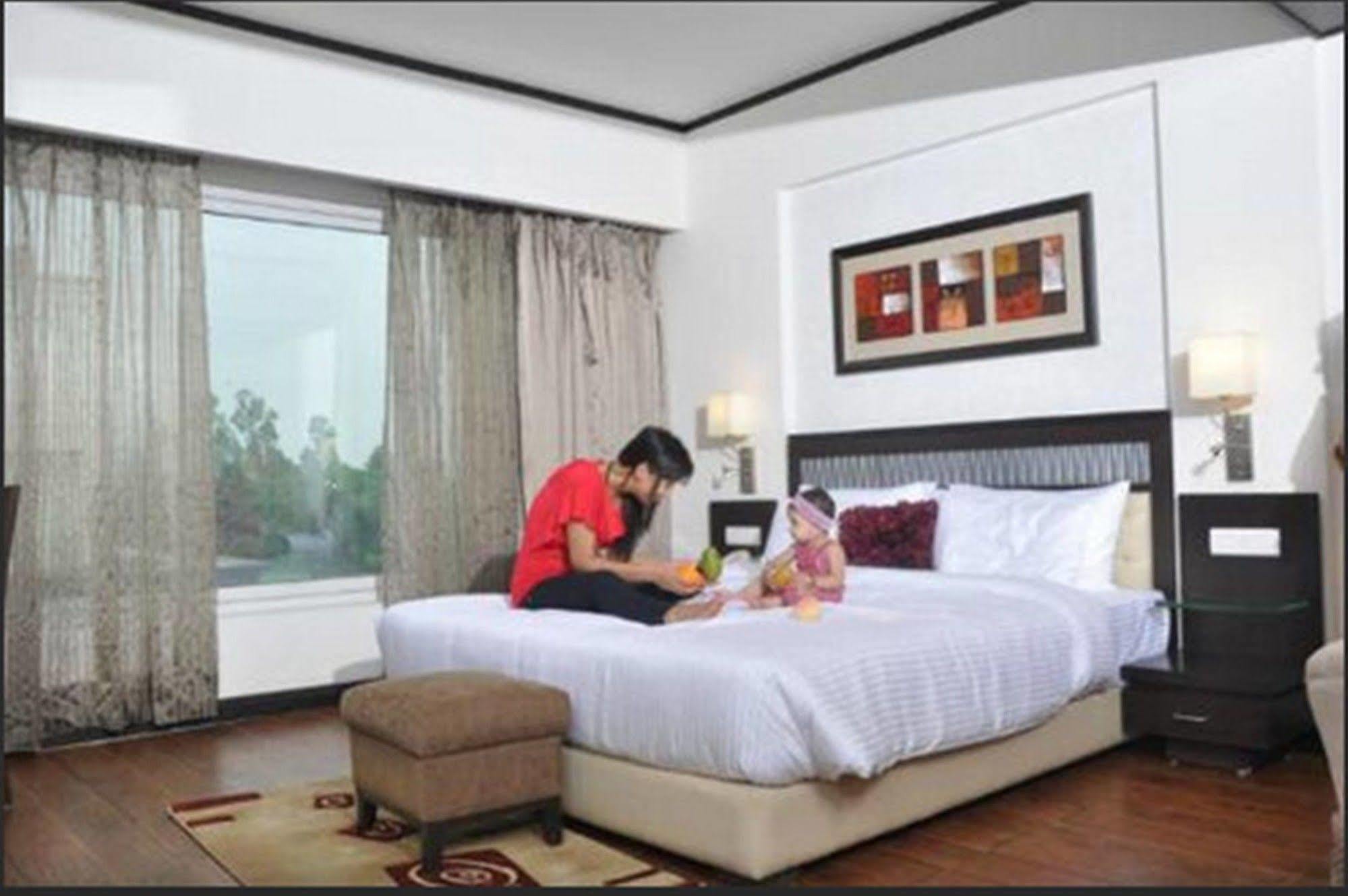 Country & By Radisson Chandigarh Hotel 4*