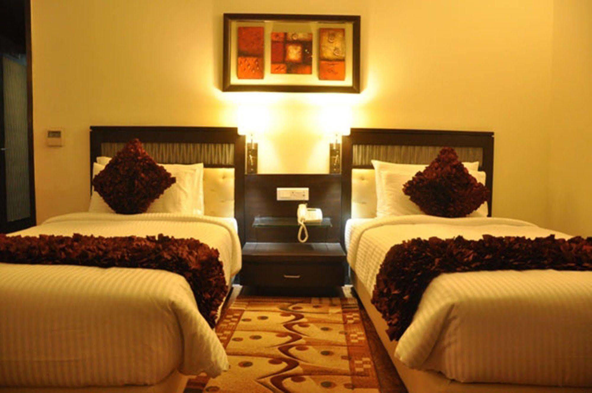 Country & By Radisson Chandigarh 4*
