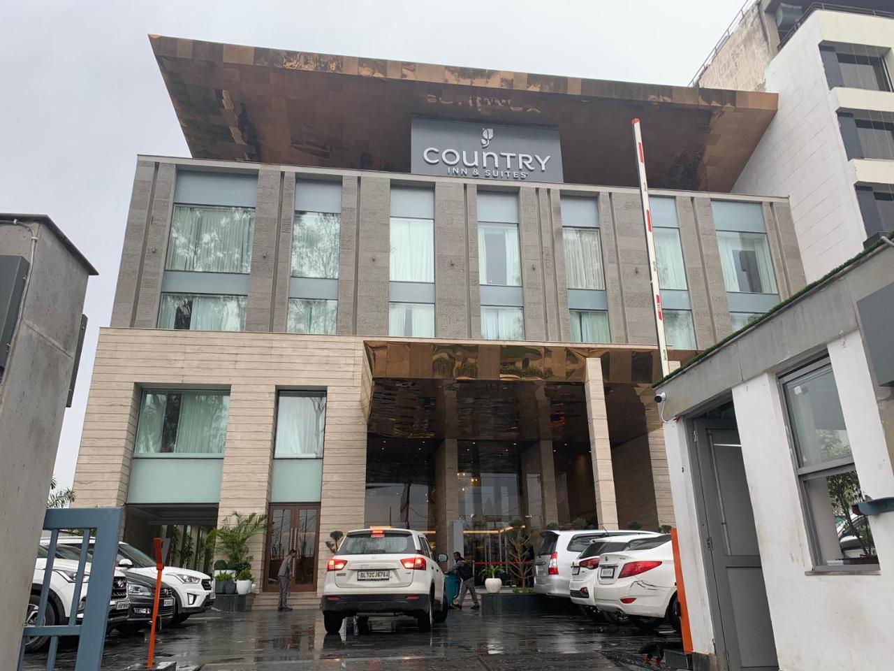 Country & By Radisson Chandigarh Hotel 4*
